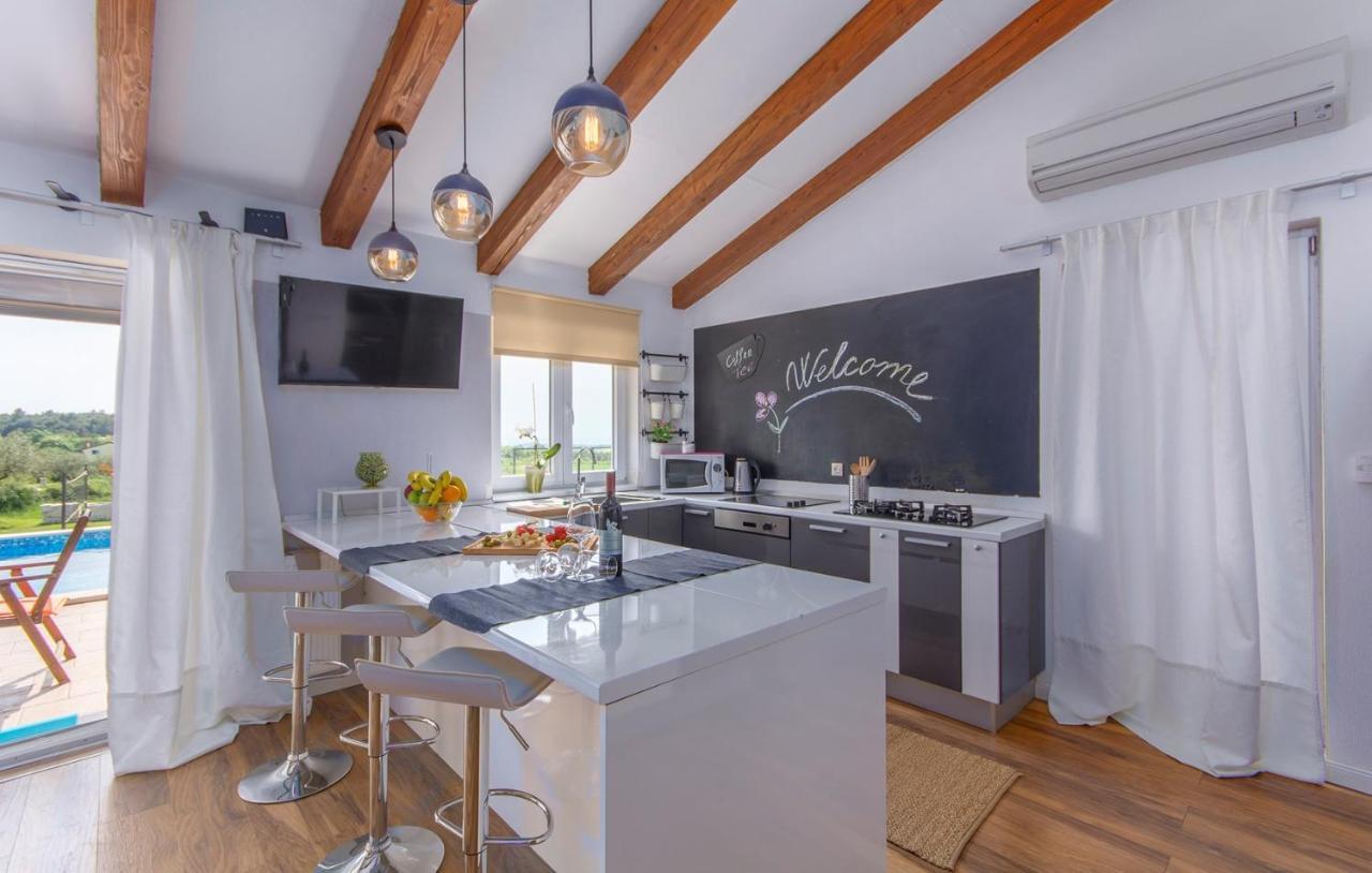 Modern Villa Di Rovigno With Pool, Hot Tub And Sea View Rovinjsko Selo Exterior foto