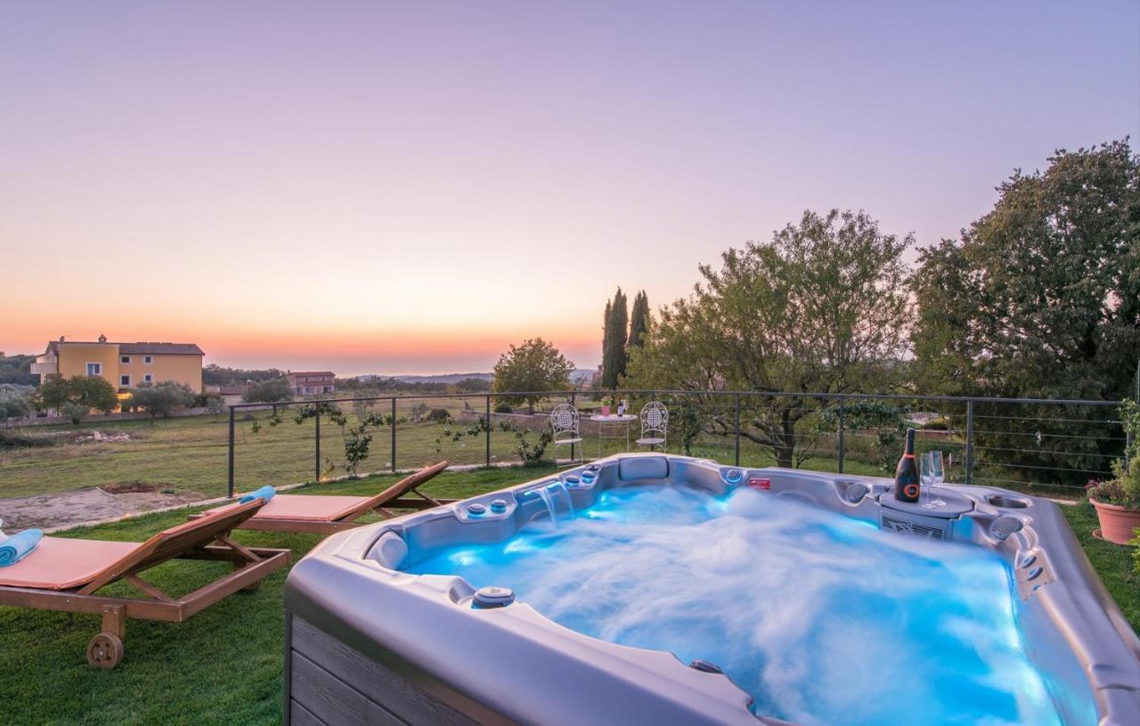 Modern Villa Di Rovigno With Pool, Hot Tub And Sea View Rovinjsko Selo Exterior foto