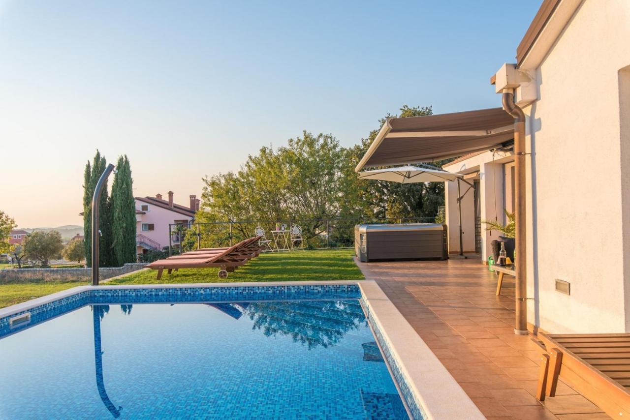 Modern Villa Di Rovigno With Pool, Hot Tub And Sea View Rovinjsko Selo Exterior foto